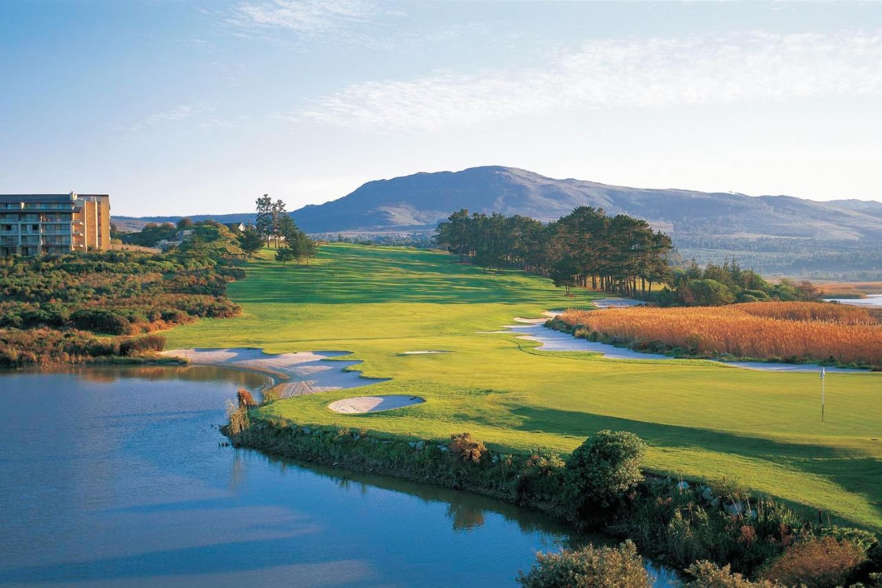 golf-expedition-golf-reizen-zuid-afrika-golfbaan-in-natuurlijke-omgeving-water-bergen-hotel.jpg