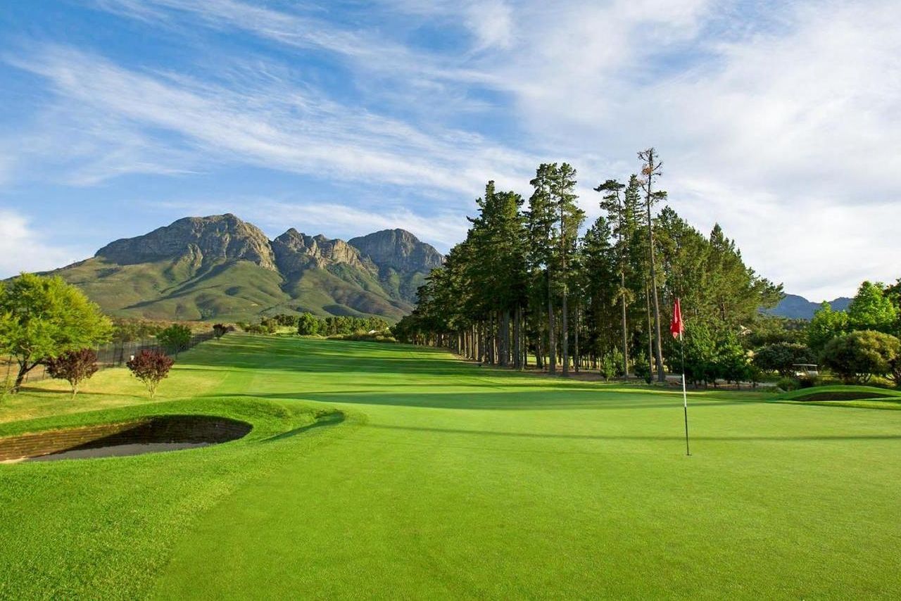 golf-expedition-golf-reizen-zuid-afrika-golfbaan-met-uitzicht-op-bergen.jpg