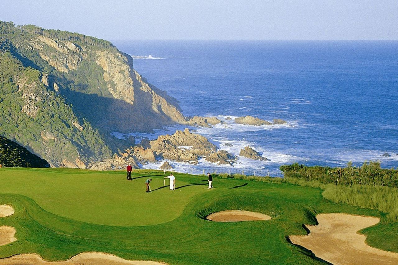 golf-expedition-golf-reizen-zuid-afrika-golfbaan-op-berg-met-zee-uitzicht-green-bunkers.jpg
