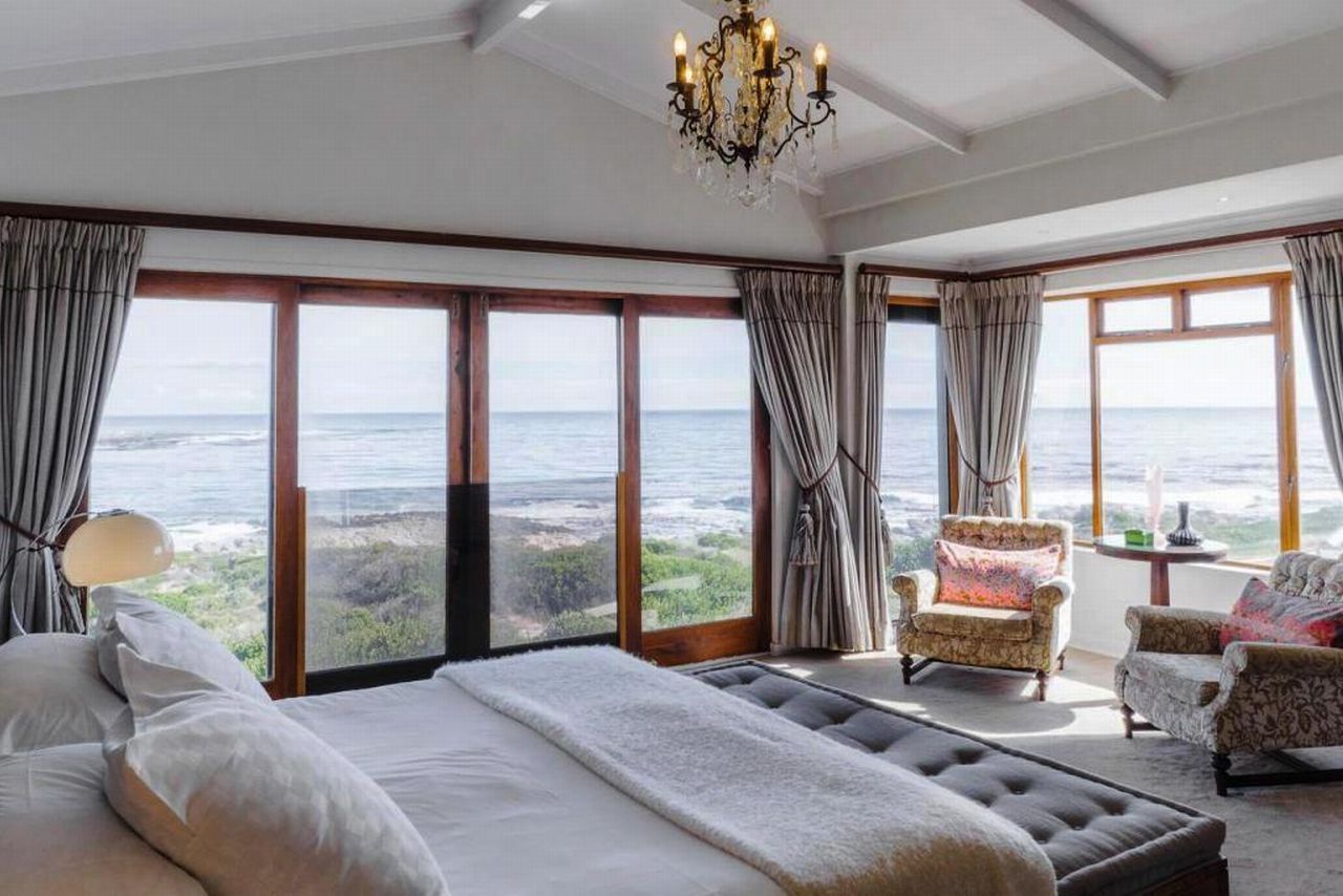 golf-expedition-golf-reizen-zuid-afrika-luxe-slaapkamer-twee-personen-uitzicht-buiten-twee-stoelen.jpg